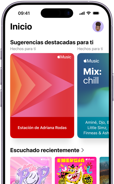 Se muestra la pantalla de la pestaña Inicio de Apple Music en un iPhone, el carrusel de Sugerencias destacadas para ti muestra las estaciones y playlists personalizadas de Adriana Rodas