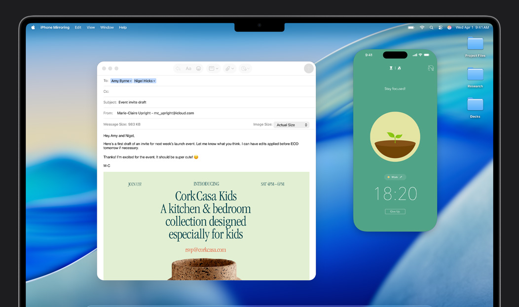 MacBook Pro, app Mail abierta, la pantalla de un iPhone duplicada en la pantalla de la MacBook Pro muestra que está llegando un pedido de Uber Eats