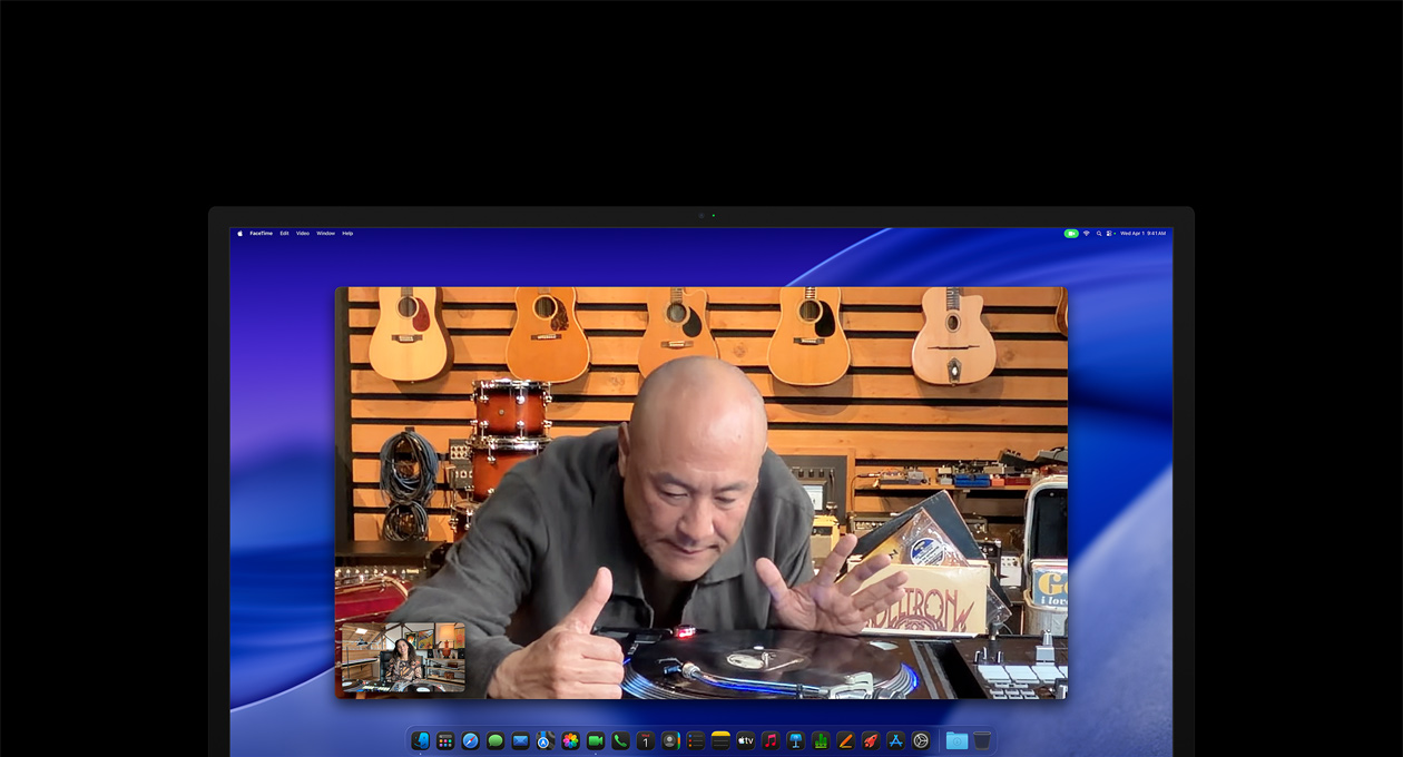 Na Studio Displayi XDR probíhá videohovor mezi dvěma lidmi, centrování záběru je udržuje uprostřed, i když se jeden z nich v obchodě s hudebními nástroji přiblíží ke gramofonu