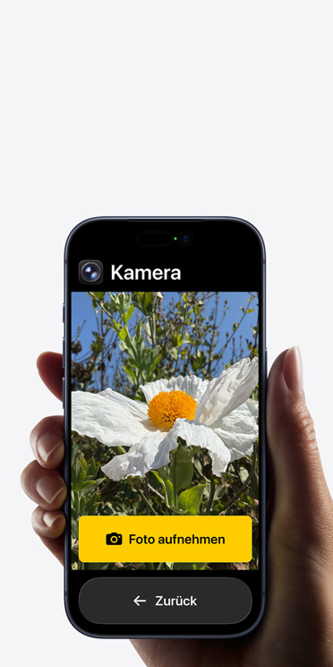 Ein iPhone 17 Pro Bildschirm mit vereinfachter Benutzeroberfläche der Kamera App und einer weißen Blume im Bildausschnitt, darunter die Taste „Foto aufnehmen“ und der Taste „Zurück“