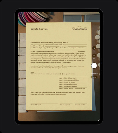 iPad Pro, parte delantera exterior, posición vertical, color negro espacial, la pantalla muestra un documento escaneado titulado «Contrato de servicios» con el texto y la firma claramente visibles