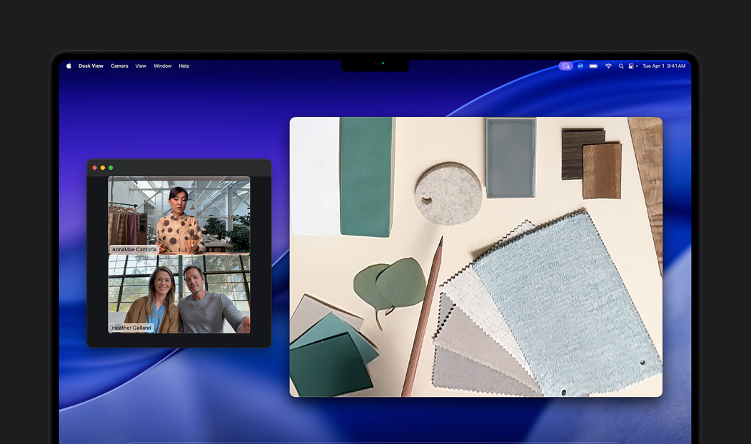 Lors d’un appel vidéo sur MacBook Pro, une femme utilise la fonctionnalité Desk View pour montrer son espace de travail rempli de carrés de tissu à deux personnes, Desk View lui permet de montrer son espace de travail et son visage en même temps