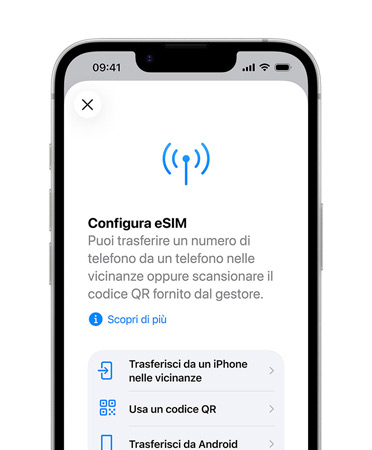 Un iPhone 17e mostrato di fronte, sul display la funzione Configura eSIM che permette di trasferire facilmente un numero da un telefono nelle vicinanze o mediante QR code