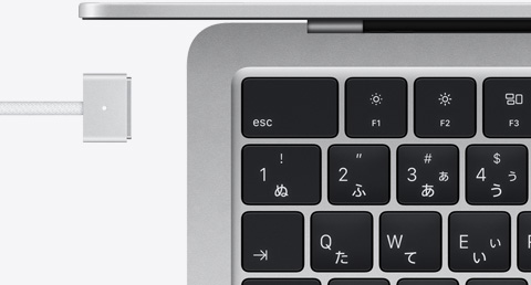 シルバーのMacBook Airとボディに合わせたカラーのMagSafeケーブル
