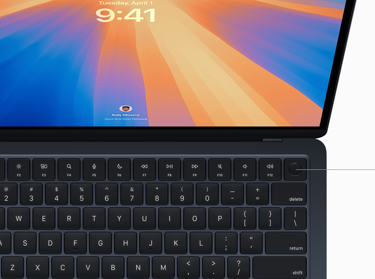 „MacBook Air“ ekranas, kuriame rodoma, kaip naudotojas patvirtina mokėjimą už pirkinį internetinėje parduotuvėje naudodamas „Touch ID“