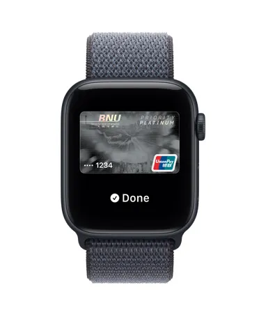 Apple Watch SE 3，採用午夜暗色鋁金屬錶殼，展示 Apple 銀包上的 Apple Pay、機身右側設有數碼錶冠，配搭錨鐵藍色運動手環