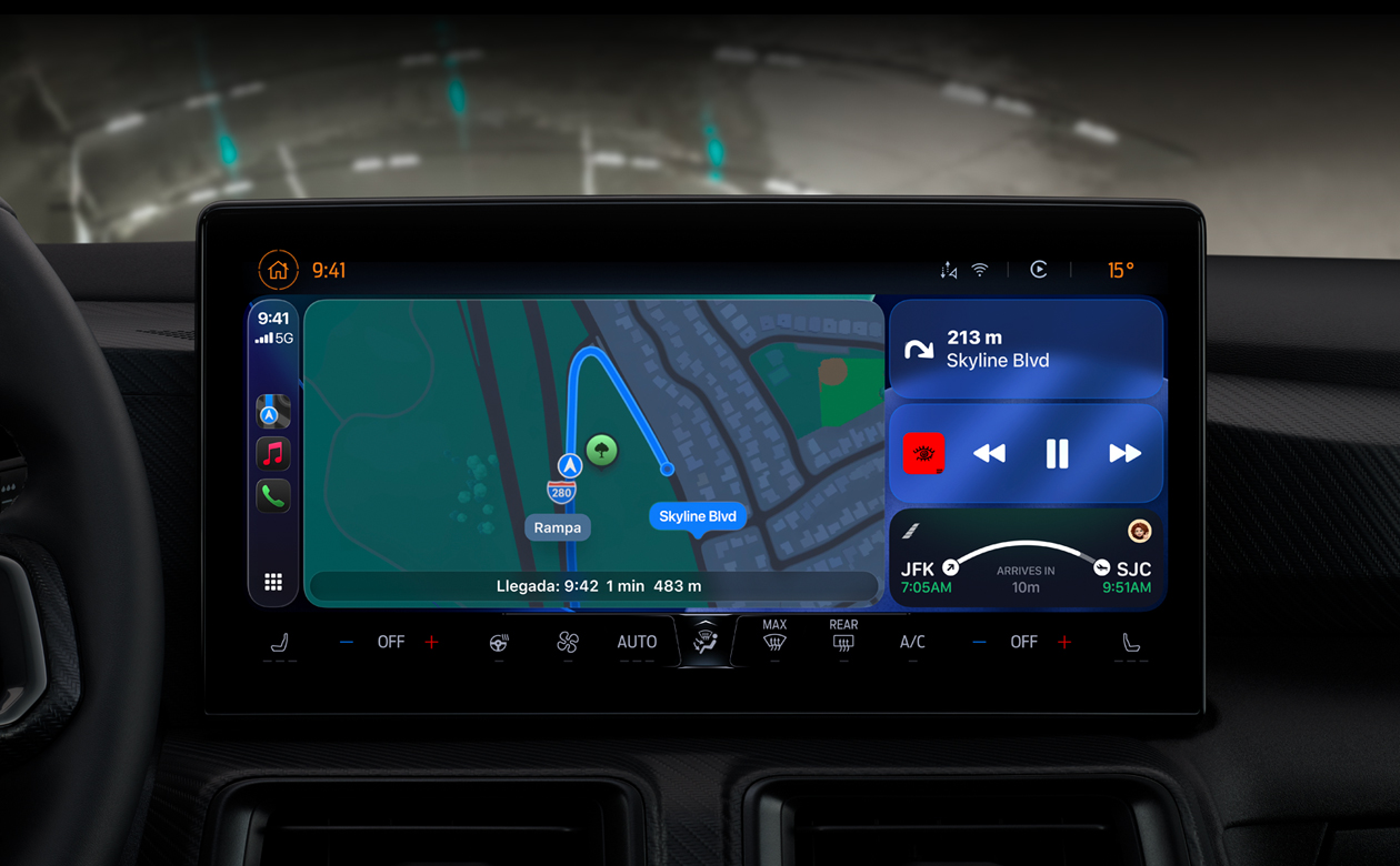 En un auto, CarPlay muestra direcciones en Mapas, Apple Music, información de un vuelo y widgets