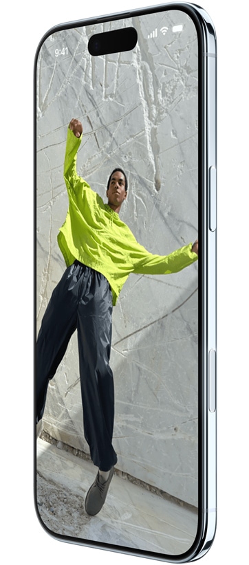 Przód i bok iPhone’a Air z pokazanymi na ekranie aplikacjami Mapy, Muzyka i AppleTV+ prezentującymi działanie funkcji przełączania aplikacji