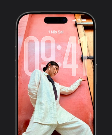 Saatin Kilit Ekranı fotoğrafına uyum sağladığı iPhone Kilit Ekranı gösteriliyor