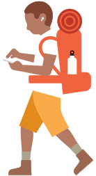 Una persona con una mochila de senderismo y un aparato para la sordera mira el iPhone que tiene en la mano