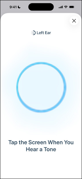 En hørselstest som pågår på en iPhone, ved siden av AirPods Pro 3