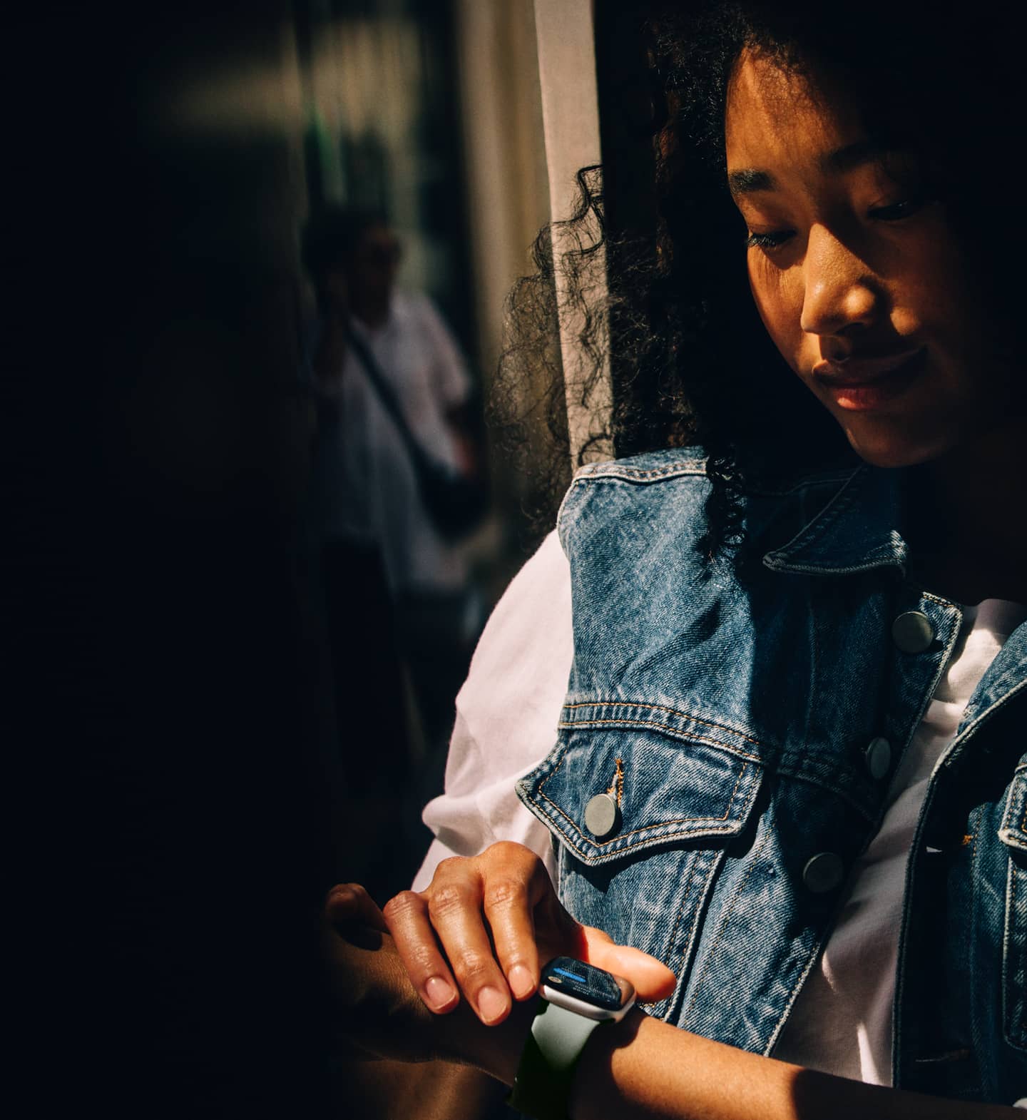 Iemand bekijkt berichten op een Apple Watch Series 11