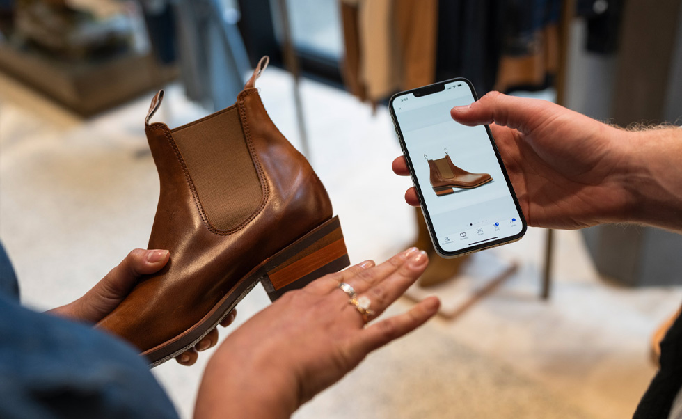 Zaměstnanec kontroluje skladové zásoby v aplikaci NewStore pro iOS.