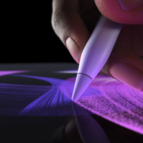 Apple Pencil Pro animatsioon, külg, valge värv, käsi hoidmas pliiatsit joonistamas erksat sinist pintslijoont