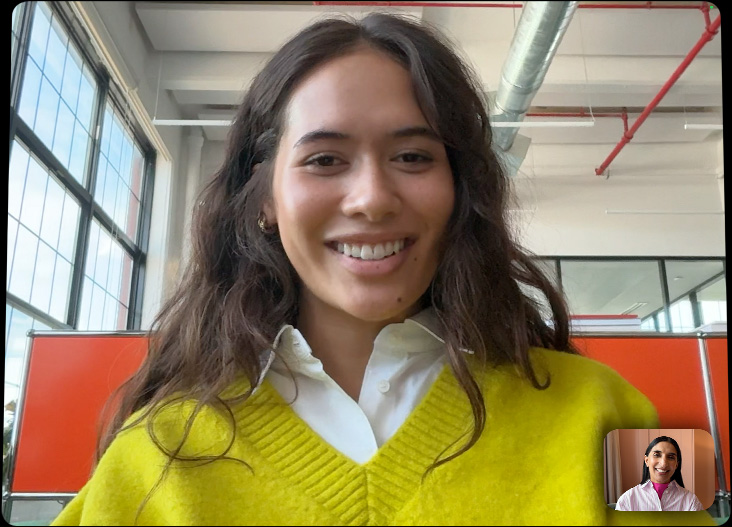 iPad Pro ühendatud Magic Keyboardiga, avatud esikülg, ekraanil FaceTime kõne täisekraanil, tõstes esile pro kaamerasüsteemi