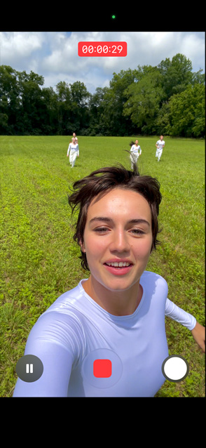 Écran d’iPhone 17 Pro montrant la fonctionnalité vidéo ultra-stabilisée en train de filmer une personne qui court