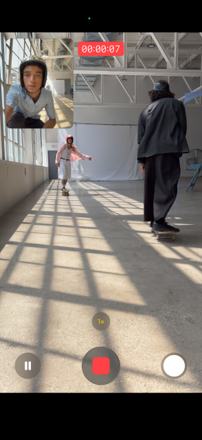 iPhone Air, priekšpuses skats, Dual Capture video funkcija darbībā, vienlaicīgi ierakstot priekšpuses un aizmugures video