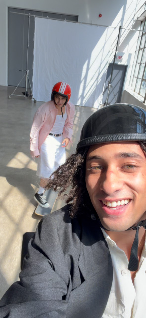 iPhone Air, priekšpuses skats, video ultrastabilizācijas funkcija darbībā, uzņemot video kustībā