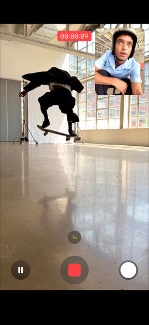 iPhone Air, voorkant, de feature Dual Capture-video wordt gebruikt door iemand die video opneemt met zowel de camera aan de voorkant als de camera aan de achterkant