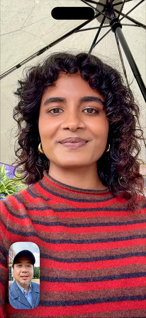 iPhone Air’in önden dış görünümü, FaceTime görüşmesindeki iki kişi video aramaları için Ana Sahne özelliğini kullanıyor