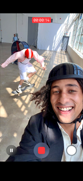 iPhone Air’in önden dış görünümü, hareketli bir video kaydı sırasında Ultra stabilize video özelliği kullanılıyor