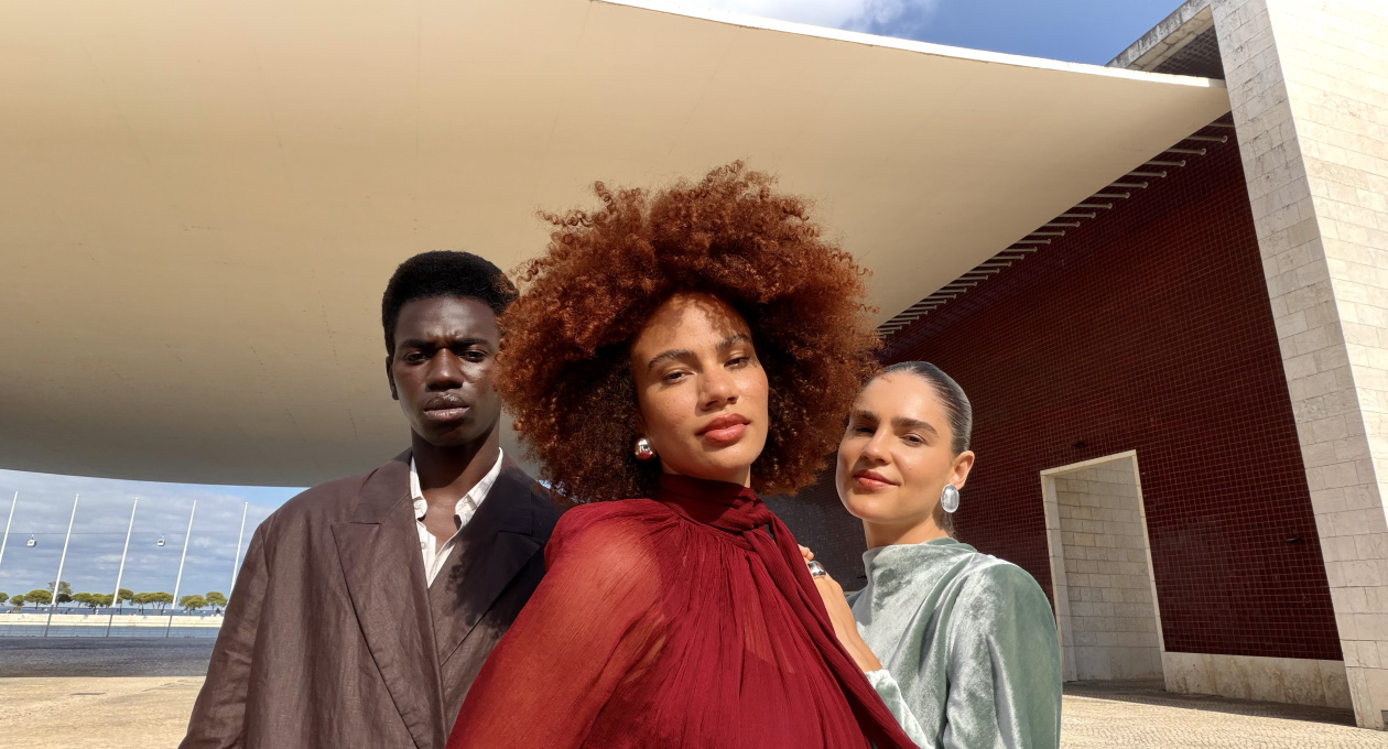 iPhone Air kamera uygulaması, üç kişinin selfie’sinin çekildiği fotoğraflar için Ana Sahne özelliği