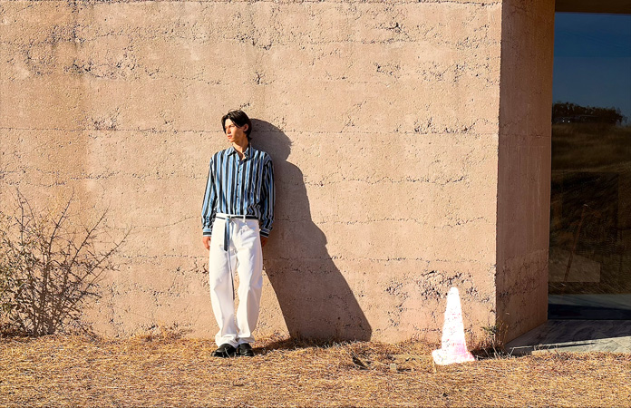 Kullanılmakta olan Düzeltme aracı ile bir fotoğraftan kaldırılacak trafik konisi vurgulanıyor