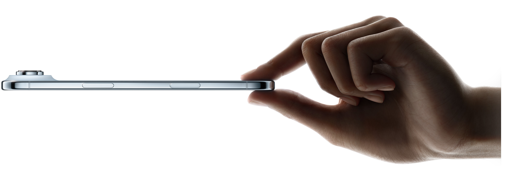 Bir el işaret parmağıyla başparmağı arasında iPhone Air’i tutuyor, yandan dış görünüm, Gök Mavisi renk, ince profil, Fusion kamera sistemi, Yan düğme ve Kamera Denetimi düğmesi