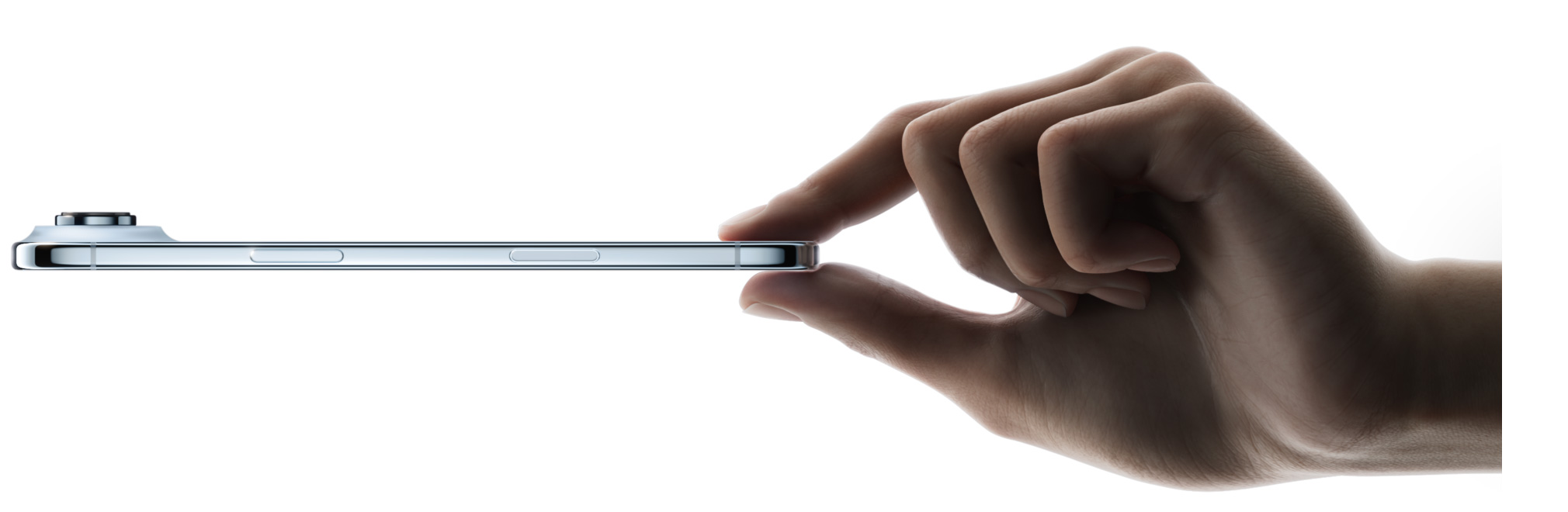 Bir el işaret parmağıyla başparmağı arasında iPhone Air’i tutuyor, yandan dış görünüm, Gök Mavisi renk, ince profil, Fusion kamera sistemi, Yan düğme ve Kamera Denetimi düğmesi