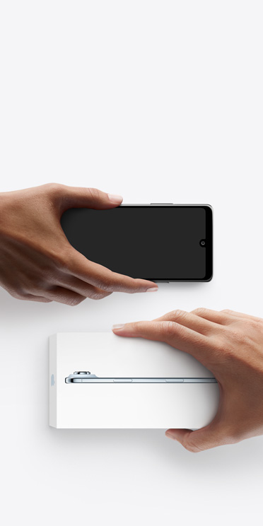 Χέρια που ανταλλάζουν τηλέφωνα, Android στο αριστερό χωρίς κουτί, στα δεξιά υπάρχει ένα νέο iPhone Air μέσα σε κουτί