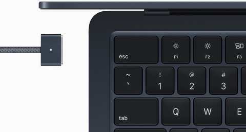 Ühtiva värvitooniga MagSafe'i kaabliga öösinises värvitoonis MacBook Air