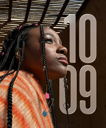 Foto di una persona sulla sinistra e orario in formato numerico sulla destra; i numeri, semitrasparenti, sono accuratamente posizionati in secondo piano, per lasciare il quadrante Foto in primo piano